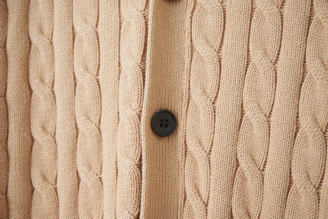 P250 POLO Paul Ralph Lauren 25FW new autumn and winter style classic war horse embroidered twist sweater, light luxury, a must-have item for daily commuting for men and women. Correct version. Welcome to compare. Detailed features · Made of 35% wool content yarn, 35% cashmere 30% synthetic fiber · Used German imported machine twist knitted cardigan · Open mold customization brand logo resin buttons · Imported Tajima machine embroidered classic war horse · Thread design on collar, cuffs and hem, windproof and comfortable · Original main mark, washed tag, moisture-proof paper packaging Color: black/khaki/grey Size: S M L XL